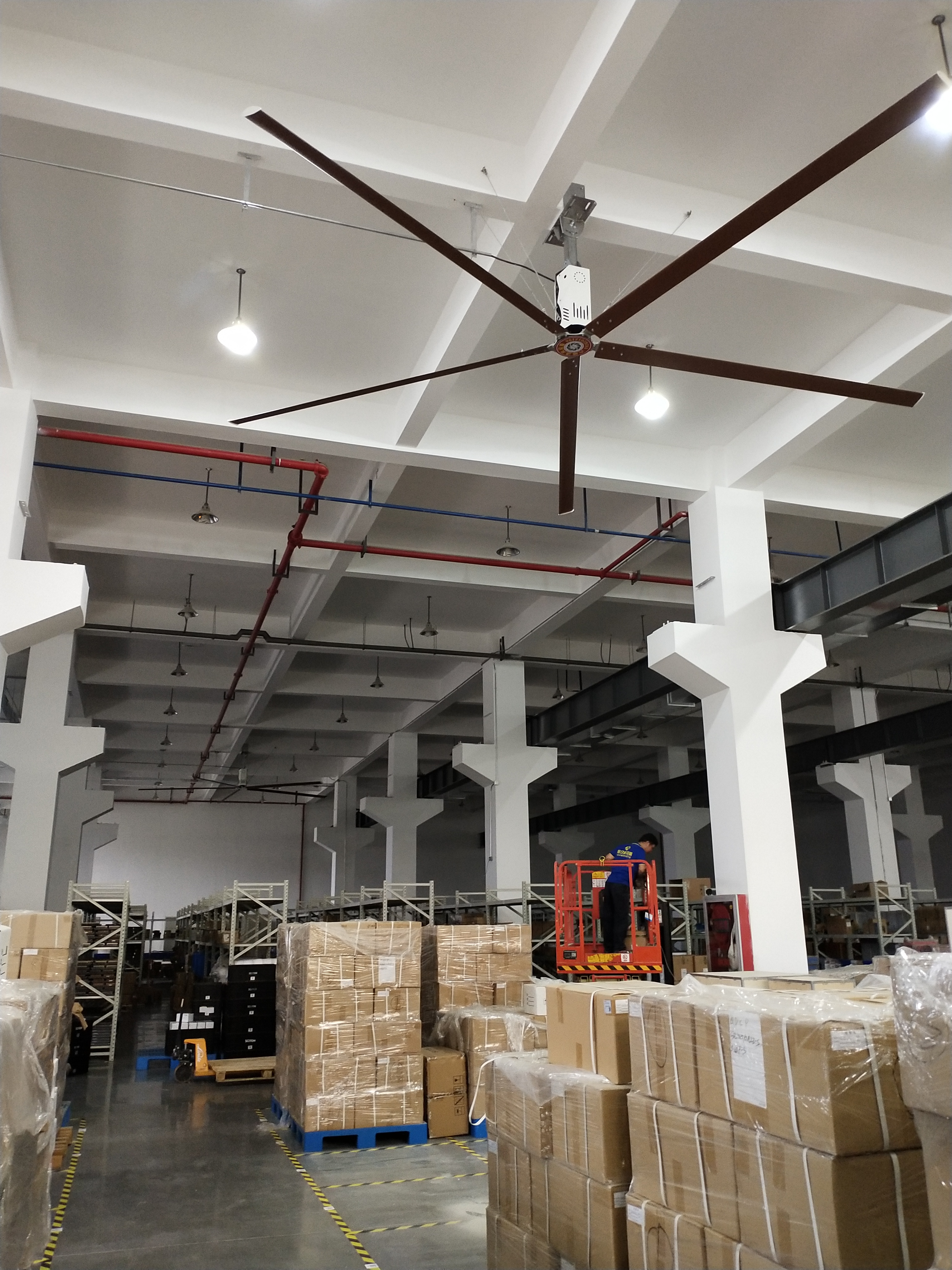 大型工業(yè)風扇被應用于大型物流倉庫及配送中心